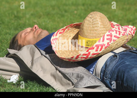 London, Großbritannien. 27 Sep, 2018. Menschen und Touristen genießen die warmen Herbst Sonnenschein in Trafalgar Square in der indischen Temperaturen im Sommer in der Hauptstadt der Credit: Amer ghazzal/Alamy leben Nachrichten Stockfoto