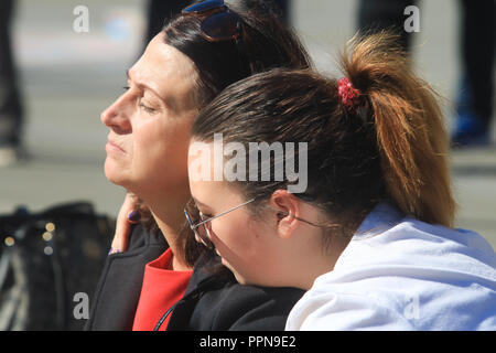 London, Großbritannien. 27 Sep, 2018. Menschen und Touristen genießen die warmen Herbst Sonnenschein in Trafalgar Square in der indischen Temperaturen im Sommer in der Hauptstadt der Credit: Amer ghazzal/Alamy leben Nachrichten Stockfoto