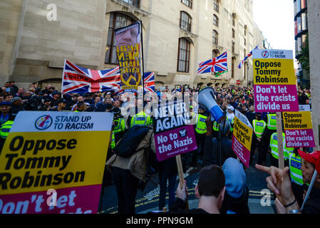 Stephen Yaxley Lennon, Tommy Robinson, erschien in der Zentralen Strafgerichtshof, Old Bailey, warf der Missachtung des Gerichts. Die Studie hat den Fokus seiner Anhänger und antifaschistischen und antirassistischen Gruppen, die bewiesen außerhalb werden Stockfoto