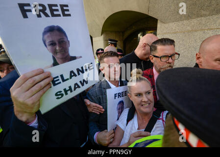 Stephen Yaxley Lennon, Tommy Robinson, erschien in der Zentralen Strafgerichtshof, Old Bailey, warf der Missachtung des Gerichts. Die Studie hat den Fokus seiner Anhänger und antifaschistischen und antirassistischen Gruppen, die bewiesen außerhalb werden Stockfoto