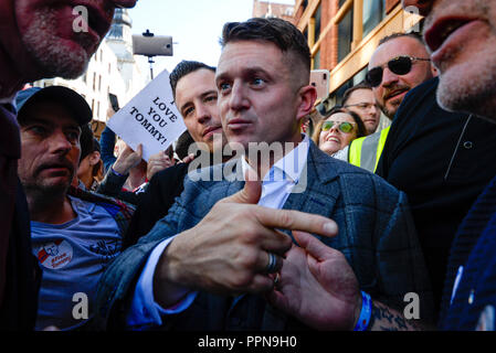 Stephen Yaxley Lennon, Tommy Robinson, erschien in der Zentralen Strafgerichtshof, Old Bailey, warf der Missachtung des Gerichts. Die Studie hat den Fokus seiner Anhänger und antifaschistischen und antirassistischen Gruppen, die bewiesen außerhalb werden Stockfoto