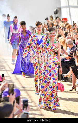 Paris. 27 Sep, 2018. Modelle Kreationen von Manish Arora während der 2019 Kollektion Frühjahr/Sommer Damen in Paris, Frankreich an Sept. 27, 2018. Credit: Chen Yichen/Xinhua/Alamy leben Nachrichten Stockfoto