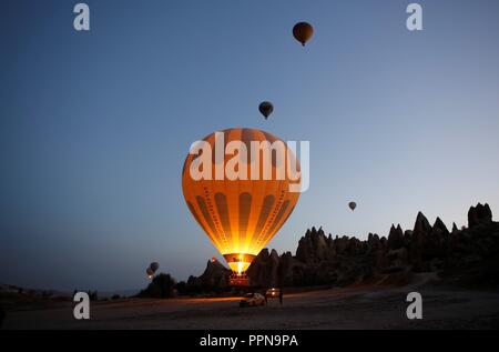 Ankara, Türkei. 9 Sep, 2018. Ein Heißluftballon nimmt bei Morgendämmerung in Kappadokien, Türkei, an Sept. 9, 2018. Die Region Kappadokien ist um rund 2,5 Millionen lokale und ausländische Touristen jedes Jahr besucht, mit einigen der Besucher entscheiden, Ballonfahrten über die atemberaubende Landschaft während Ihrer Reise zu nehmen. Credit: Qin Yanyang/Xinhua/Alamy leben Nachrichten Stockfoto