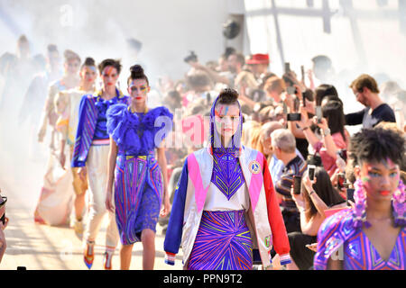 Paris. 27 Sep, 2018. Modelle Kreationen von Manish Arora während der 2019 Kollektion Frühjahr/Sommer Damen in Paris, Frankreich an Sept. 27, 2018. Credit: Chen Yichen/Xinhua/Alamy leben Nachrichten Stockfoto