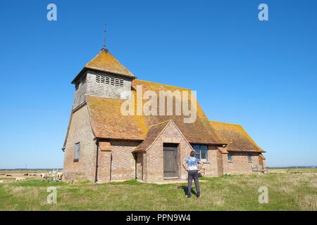 Romney Marsh, Kent, Großbritannien. 27 Sep, 2018. UK Wetter: schönen sonnigen Tag auf der Romney Marsh. Im 13. Jahrhundert der hl. Thomas à Becket Kirche in Fairfield (dargestellt) ist berühmt allein in einem Feld zwischen Wasser Kurse und Schafe gelegen und hält noch Dienstleistungen am ersten Sonntag des Monats. © Paul Lawrenson 2018, Foto: Paul Lawrenson/Alamy leben Nachrichten Stockfoto