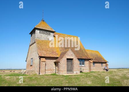 Romney Marsh, Kent, Großbritannien. 27 Sep, 2018. UK Wetter: schönen sonnigen Tag auf der Romney Marsh. Im 13. Jahrhundert der hl. Thomas à Becket Kirche in Fairfield (dargestellt) ist berühmt allein in einem Feld zwischen Wasser Kurse und Schafe gelegen und hält noch Dienstleistungen am ersten Sonntag des Monats. © Paul Lawrenson 2018, Foto: Paul Lawrenson/Alamy leben Nachrichten Stockfoto