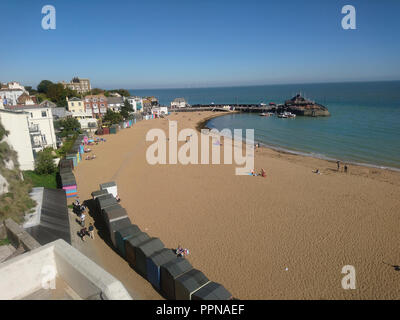 Cranbrook, Kent. 27. September 2018. UK Wetter: Einige Leute in sonniger und warmer Tag im Spätherbst bei Viking Bay in Broadstairs an der Nord Küste von Kent in England Großbritannien UK Credit: Shaun Higson-Image Collection/Alamy leben Nachrichten Stockfoto