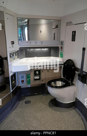 Innenansicht eines öffentlichen toilettenraums auf einem neuen GWR-Zug der Great Western Railway in Großbritannien England Großbritannien KATHY DEWITT Stockfoto