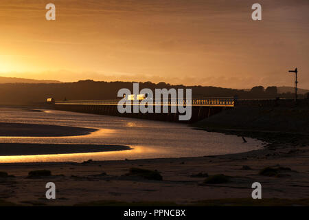 2 Direct Rail Services 88 Lokomotiven Kreuzung Arnside Viadukt über den Fluss Kent bei Sonnenuntergang mit einem nuklearen Kolben Fang das goldene Licht Stockfoto