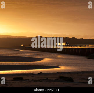 2 Direct Rail Services 88 Lokomotiven Kreuzung Arnside Viadukt über den Fluss Kent bei Sonnenuntergang mit einem nuklearen Kolben Fang das goldene Licht Stockfoto