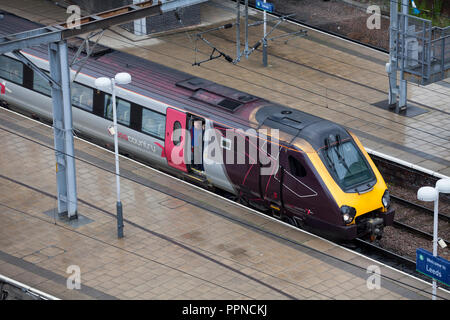 Ein arriva länderübergreifende Züge Klasse 220 voyager Zug am Bahnhof Leeds Stockfoto