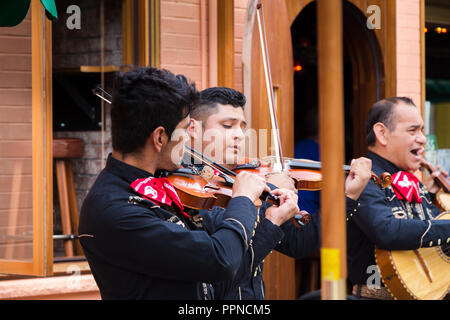 TORONTO, ONTARIO, Kanada - 29. JULI 2018: Eine Mariachi Band spielt vor einer Masse in Toronto lebhaften Kensington Market. Stockfoto
