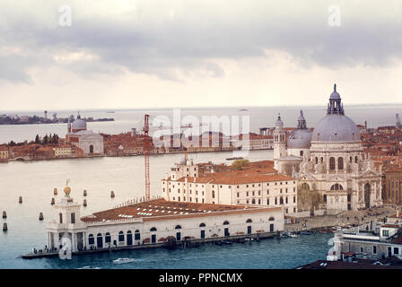 Venedig-Dächer von oben. Luftaufnahme von Häusern, Meer und Paläste von San Marco Turm Stockfoto