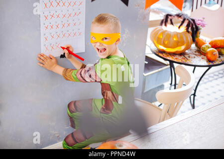 Blonde junge tragen Ninja Turtle Halloween kostüm Gefühl verrückt Stockfoto