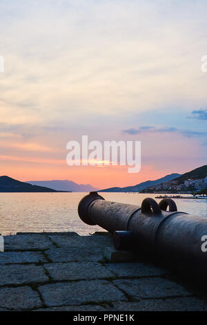 Alte gusseiserne Kanone mit Blick auf Küste der Stadt Neum in Bosnien und Herzegowina Stockfoto