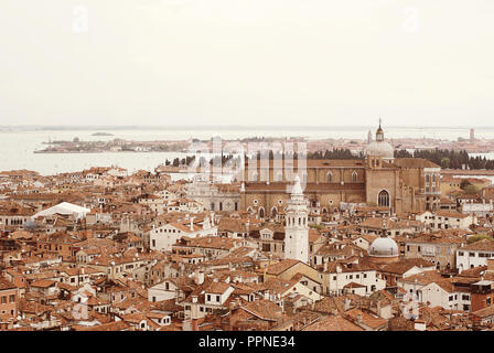 Venedig-Dächer von oben. Luftaufnahme von Häusern, Meer und Paläste von San Marco Turm Stockfoto