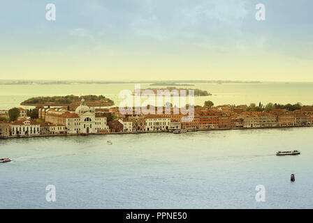 Venedig-Dächer von oben. Luftaufnahme von Häusern, Meer und Paläste von San Marco Turm Stockfoto