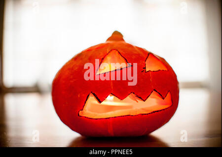 Pumpkin Head mit Kerze für Halloween Stockfoto