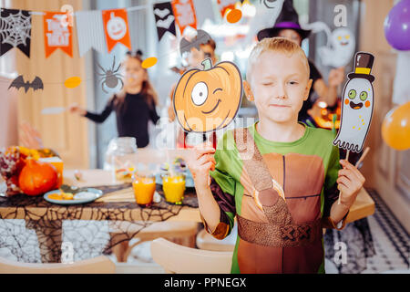 Süße blonde Junge tragen Ninja Turtle Kostüm an Halloween Party Stockfoto