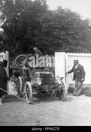 1899 Bordeaux-Paris, Arrivée de Constant Huret le Premier au Vélodrome (derrière la voiture du Chevalier René de Knyff). Stockfoto