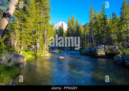 Blick auf den Berg "Der Einsiedler", der neben Evolution Creek bei Sonnenuntergang. John Muir Trail/Pacific Crest Trail. Sequoia Kings Canyon Wilderness Stockfoto