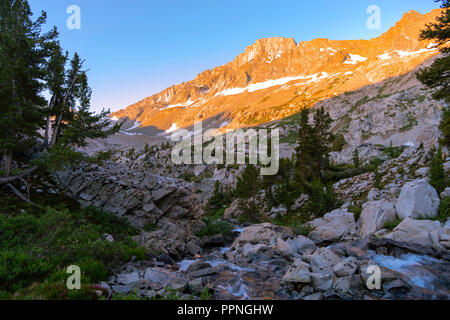 Sunrise entlang der King River mit dem Schwarzen im Hintergrund teilen. John Muir Trail/Pacific Crest Trail; Sequoia Kings Canyon Wilderness; Könige Cany Stockfoto