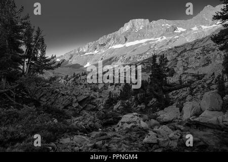 Sunrise entlang der King River mit dem Schwarzen im Hintergrund teilen. John Muir Trail/Pacific Crest Trail; Sequoia Kings Canyon Wilderness; Könige Cany Stockfoto