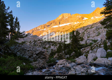 Sunrise entlang der King River mit dem Schwarzen im Hintergrund teilen. John Muir Trail/Pacific Crest Trail; Sequoia Kings Canyon Wilderness; Könige Cany Stockfoto