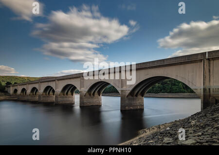 Ladybower Reservoir in der oberen Derwent Valley im Peak District National Park. Stockfoto