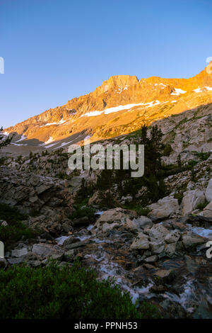 Sunrise entlang der King River mit dem Schwarzen im Hintergrund teilen. John Muir Trail/Pacific Crest Trail; Sequoia Kings Canyon Wilderness; Könige Cany Stockfoto