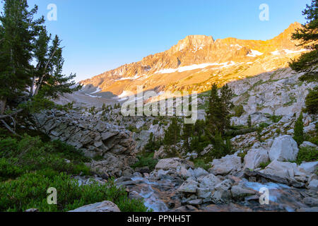 Sunrise entlang der King River mit dem Schwarzen im Hintergrund teilen. John Muir Trail/Pacific Crest Trail; Sequoia Kings Canyon Wilderness; Könige Cany Stockfoto