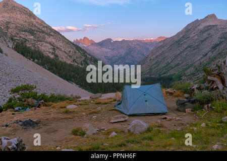 Sonnenaufgang Blick über Palisade Creek Valley mit des Teufels Felsen im Hintergrund. John Muir Trail/Pacific Crest Trail; Sequoia Kings Canyon Wilderness Stockfoto