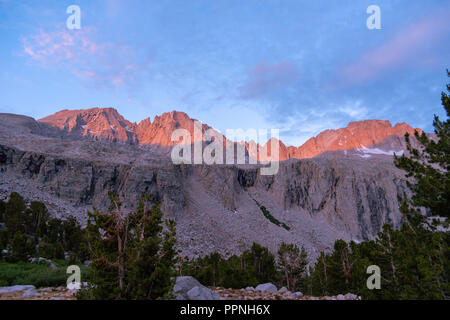 Sonnenaufgang über Vidette Wiese; John Muir Trail/Pacific Crest Trail; Sequoia Kings Canyon Wilderness; Kings Canyon National Park; Sierra Nevada Stockfoto