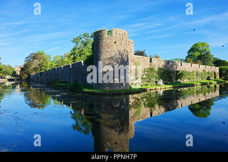 Wassergraben im Palast des Bischofs mit blauem Himmel in Wells, Somerset, Großbritannien Stockfoto