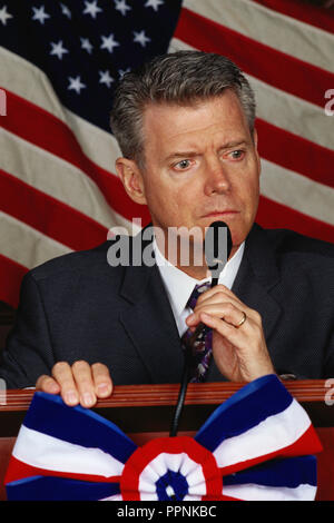 Politische Kandidaten sprechen vor einer amerikanischen Flagge, USA Stockfoto