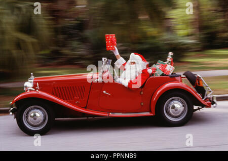 Santa liefern präsentiert in seinem Klassiker 1952 MG, Florida, USA Stockfoto