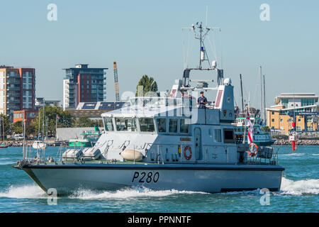 Archer Klasse (P2000) Patrouillenboot der Königlichen Marine verlassen den Hafen von Portsmouth, UK für ein geschwader Übung in den Solent am 26. September 2018. Stockfoto