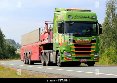 Lempaala, Finnland - 9 August, 2018: Bunte Next Generation Scania R 450 Auflieger hols Betonplatten auf Autobahn Rampe im Sommer. Stockfoto