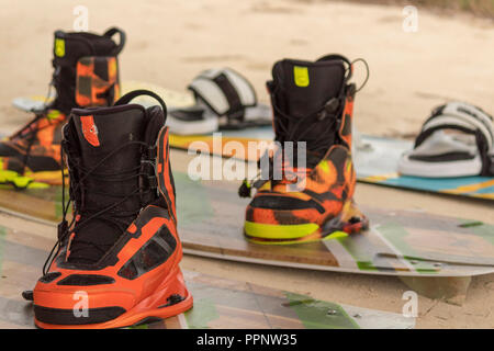 Kitesurfen Boards bereit zu handeln. Freestyle und regelmäßige Kitesurfen Boards sind für den Einsatz am Strand angezeigt. Stiefel werden verwendet für Freestyle Skispringen, und Stockfoto