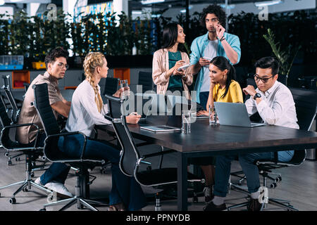 Multiethnischen Geschäftspartner in Sitzung am Tisch in modernen Büro Stockfoto