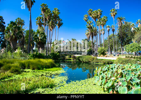 Brücke über den grünen See in Echo Park in Los Angeles, Kalifornien Stockfoto