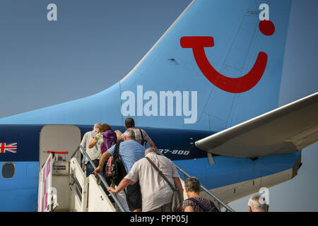 Verona, Italien - September 2018: Passagiere, die die Treppe erklimmen, um über die Hintertür in ihren TUI Holiday Jet zu steigen. Stockfoto