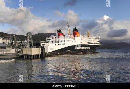 Das LOCH SEAFORTH CALEDONIAN MACBRAYNE SCHOTTLAND ULLAPOOL FÄHRE ANDOCKEN AN RE FÄHREN INSELN TOURISMUS TOURISTEN SCHOTTISCHE INSEL HOPPING HEBRIDEN UK Stockfoto