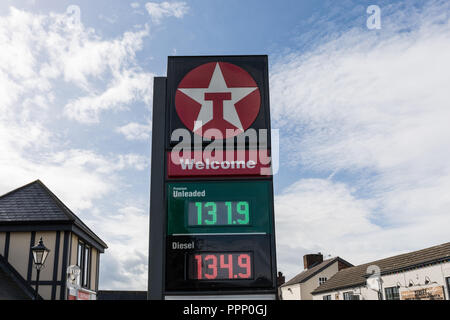 Unterschreiben Sie bei Texaco Tankstelle, Kraftstoffpreise - Tarporley, Cheshire, Großbritannien Stockfoto