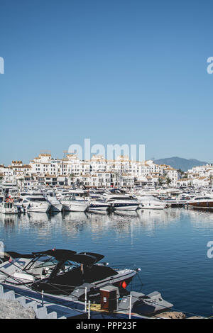 Der Blick auf den Jachthafen Puerto Banús, Marbella, Costa del Sol, Spanien Stockfoto