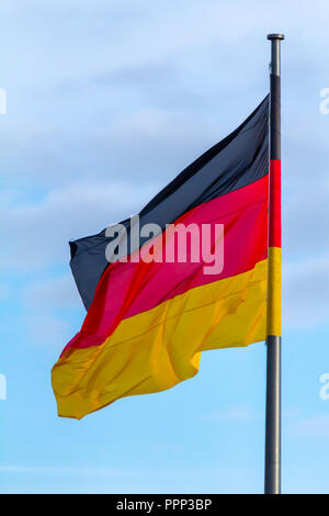 Bundesrepublik Deutschland, Deutsche Fahne winken auf dem blauen Himmel Hintergrund Stockfoto