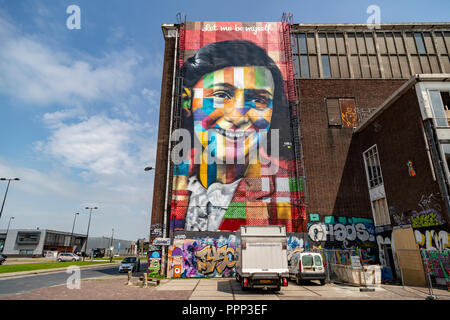 Fassade der Zukunft Street Art Museum in der NDSM-Werft in Amsterdam-Noord ist ein Bild von Anne Frank, die von den brasilianischen Künstler Eduardo Kobra Stockfoto