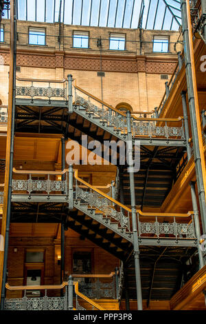 Die schmiedeeisernen Arbeiten und Chicago School Architektur der Bradbury Gebäude in der Innenstadt von Los Angeles, Kalifornien Stockfoto