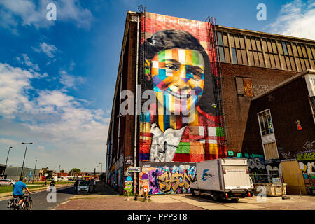 Fassade der Zukunft Street Art Museum in der NDSM-Werft in Amsterdam-Noord ist ein Bild von Anne Frank, die von den brasilianischen Künstler Eduardo Kobra Stockfoto