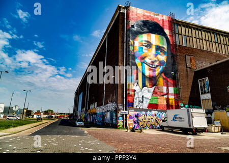 Fassade der Zukunft Street Art Museum in der NDSM-Werft in Amsterdam-Noord ist ein Bild von Anne Frank, die von den brasilianischen Künstler Eduardo Kobra Stockfoto